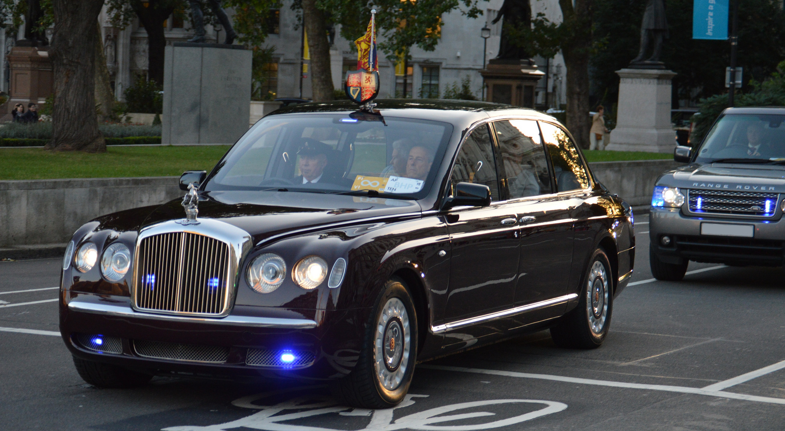 State cars. Автомобиль королевы Англии - Bentley State Limousine. Bentley State Limousine Елизаветы II. Роллс Ройс Елизаветы 2. Бентли Стейт лимузин.